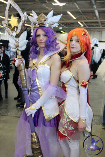 zwei cosplayerinnen aus league of legends auf der epic con in münster