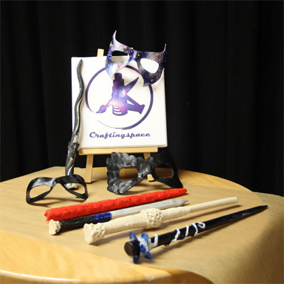 Masken und Zauberstäbe des Workshops