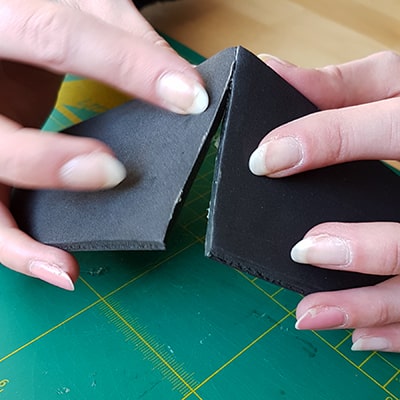 zwei seiten von schwarzem foam werden zusammen geklebt