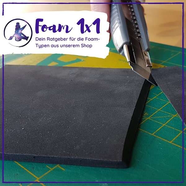 cuttermesser schneidet schräg durch schwarzen foam